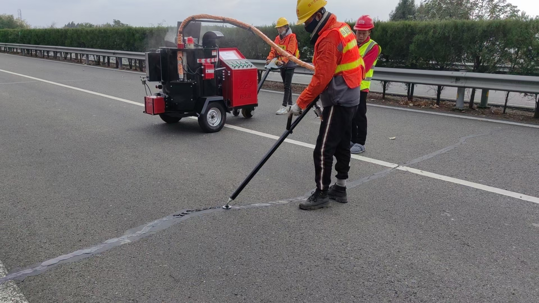 Asphalt pavement crack sealant application